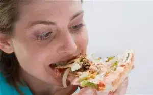 woman_eating_pizza.2