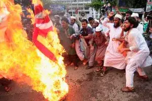 Muslims_burn_American_flag