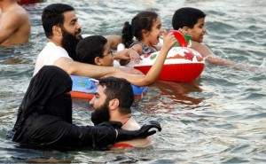 Arabs_swimming